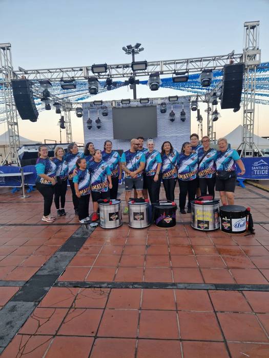 Batucada Tamatimba sobre el escenario en las fiestas de Santiago del Teide