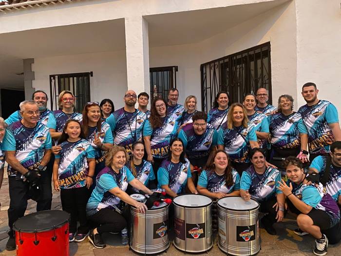 Grupo de Tamatimba reunido con los tambores al anochecer