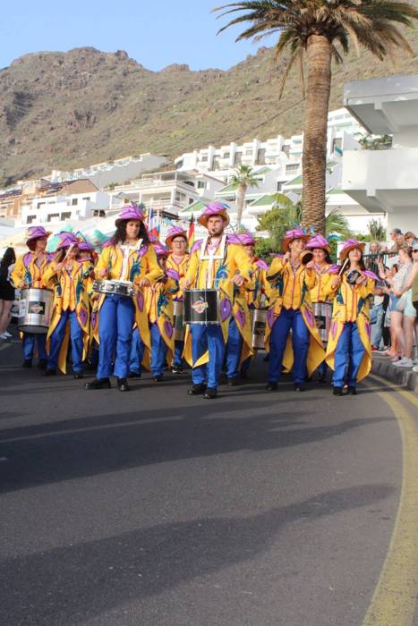 Batucada Tamatimba desfilando con trajes de carnaval junto al mar