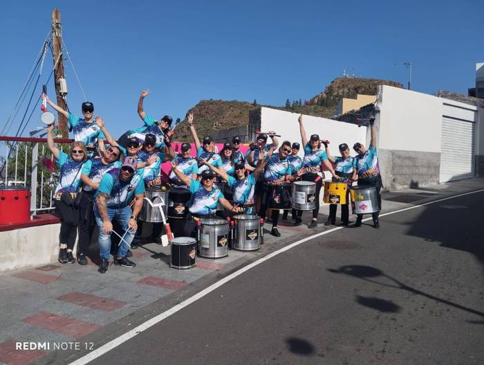 Grupo de Tamatimba con los tambores antes de un pasacalle