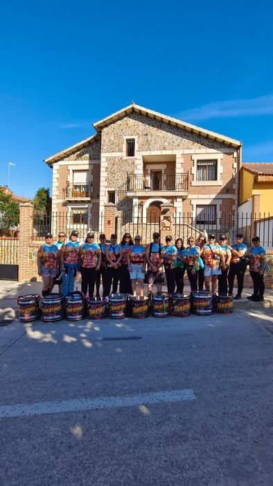 La batucada posando con sus tambores en una actuación fuera de Tenerife